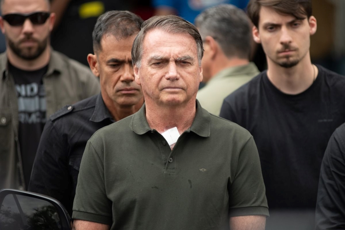 Moraes manda prender Bolsonaro em regime fechado