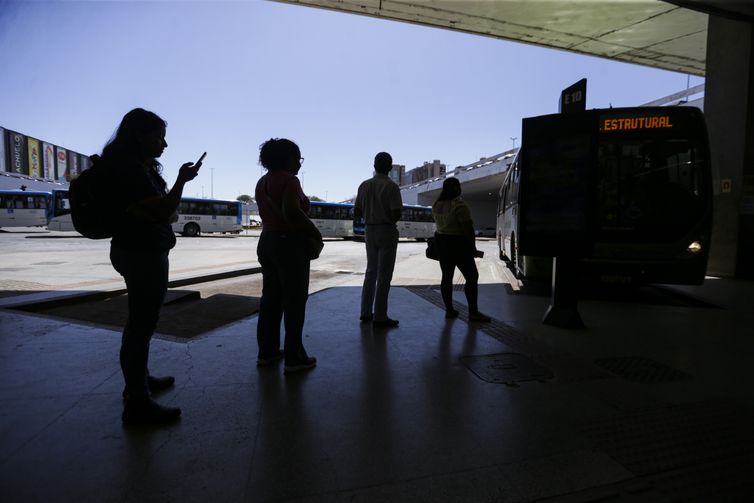 Nove em cada 10 mulheres já sofreram violência ao se deslocar à noite