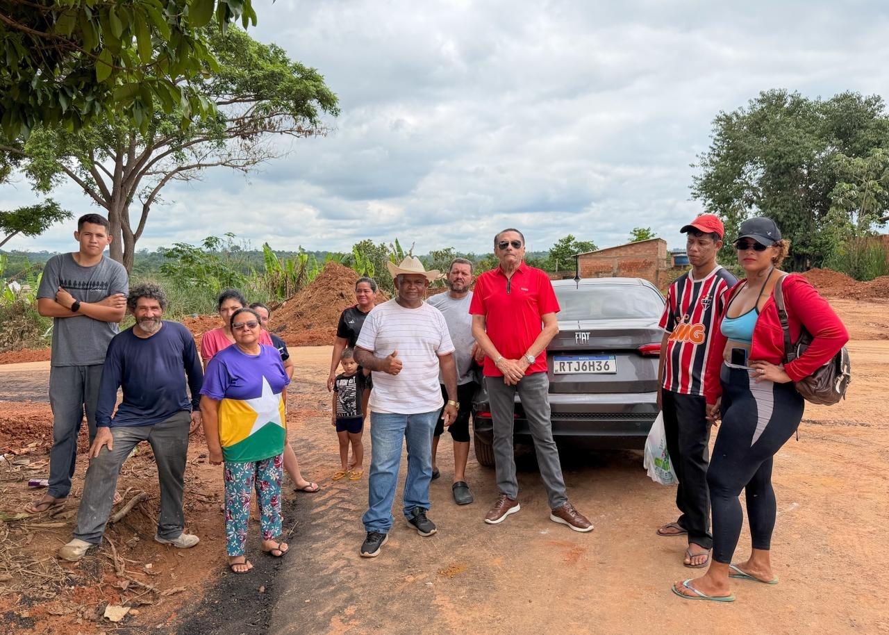 Vereador Macário Barros comemora asfaltamento da Rua Estocolmo, após seu pedido