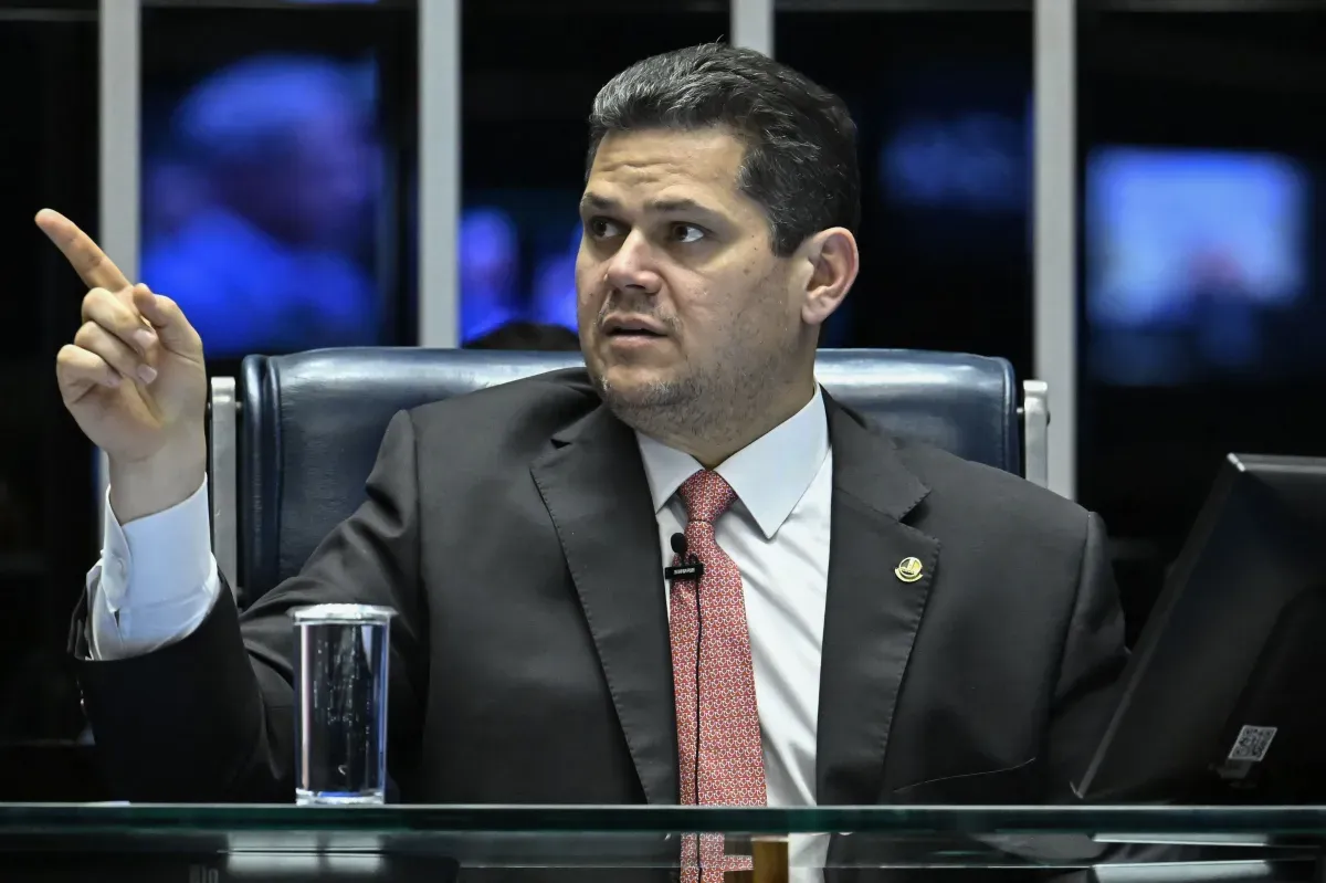 Alcolumbre é pressionado para adiar PL da Dosimetria para 2026