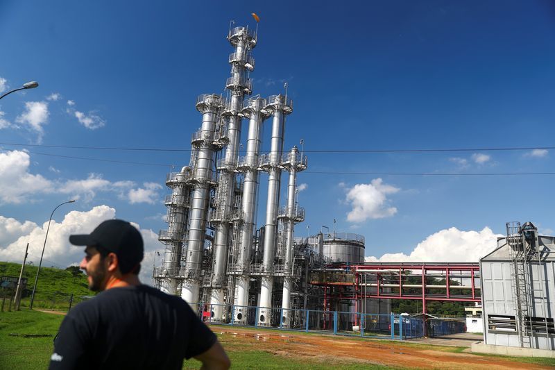 Ambev inaugura fábrica de garrafas com investimento de R$ 1 bi no PR