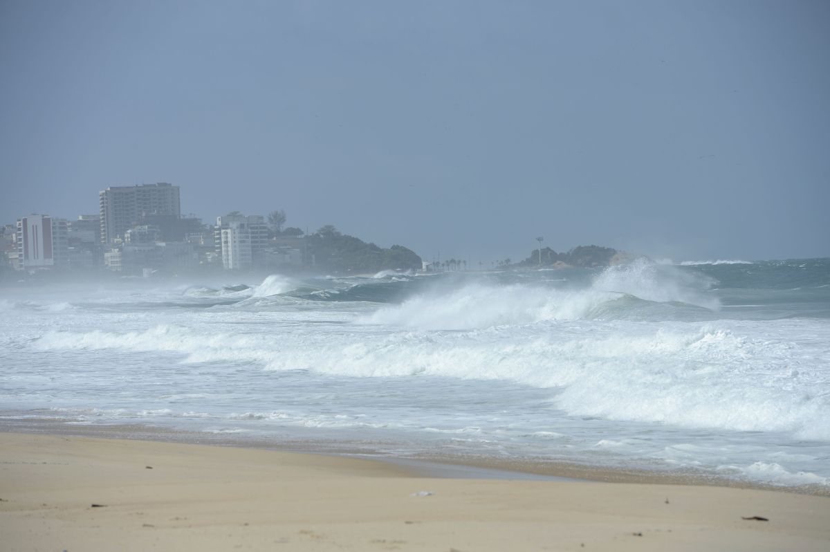 Após alerta de ressaca, adolescente desaparece no mar de Copacabana (RJ)