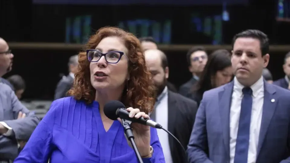Cassação de Carla Zambelli reacende confronto entre STF e Congresso e eleva tensão institucional no país
