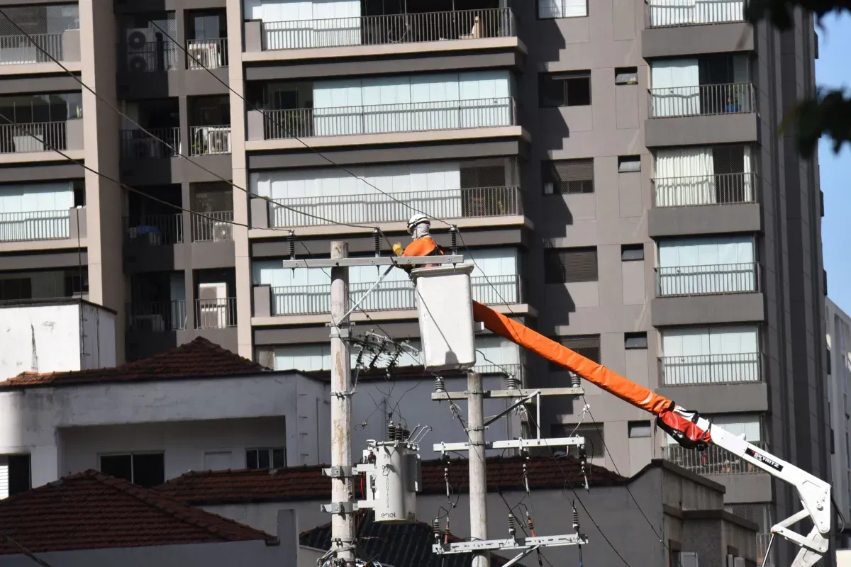 Enel diz que restabelecerá energia para os clientes até o fim do domingo