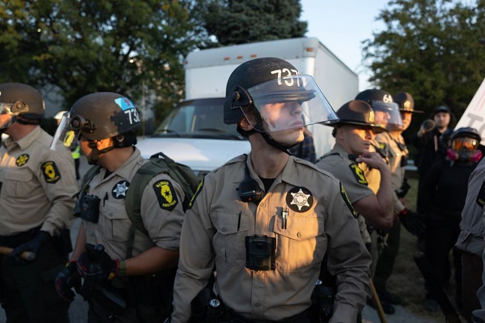 Justiça dos EUA bloqueia envio de agentes a Chicago em revés para Trump