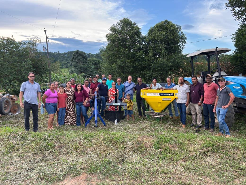 Mais produtividade no campo: Alan Queiroz entrega equipamentos para agricultores de Nova União
