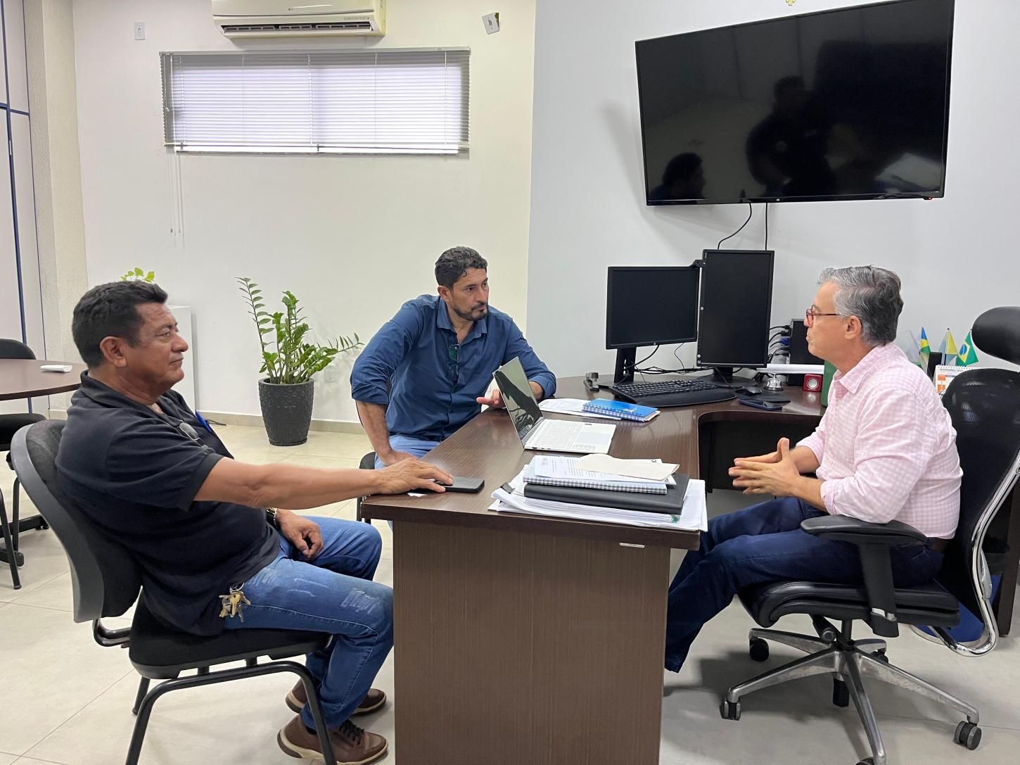 Vereador Márcio Pacele busca informações sobre a regularização do Jardim Santana 1 e 2 em reunião na Semdec