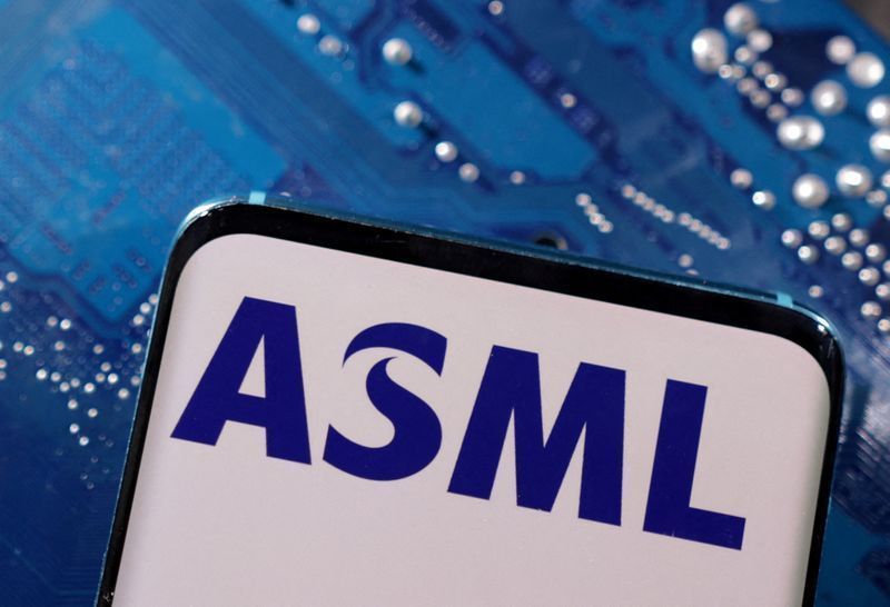ASML supera expectativas em pedidos com IA impulsionando demanda por chips