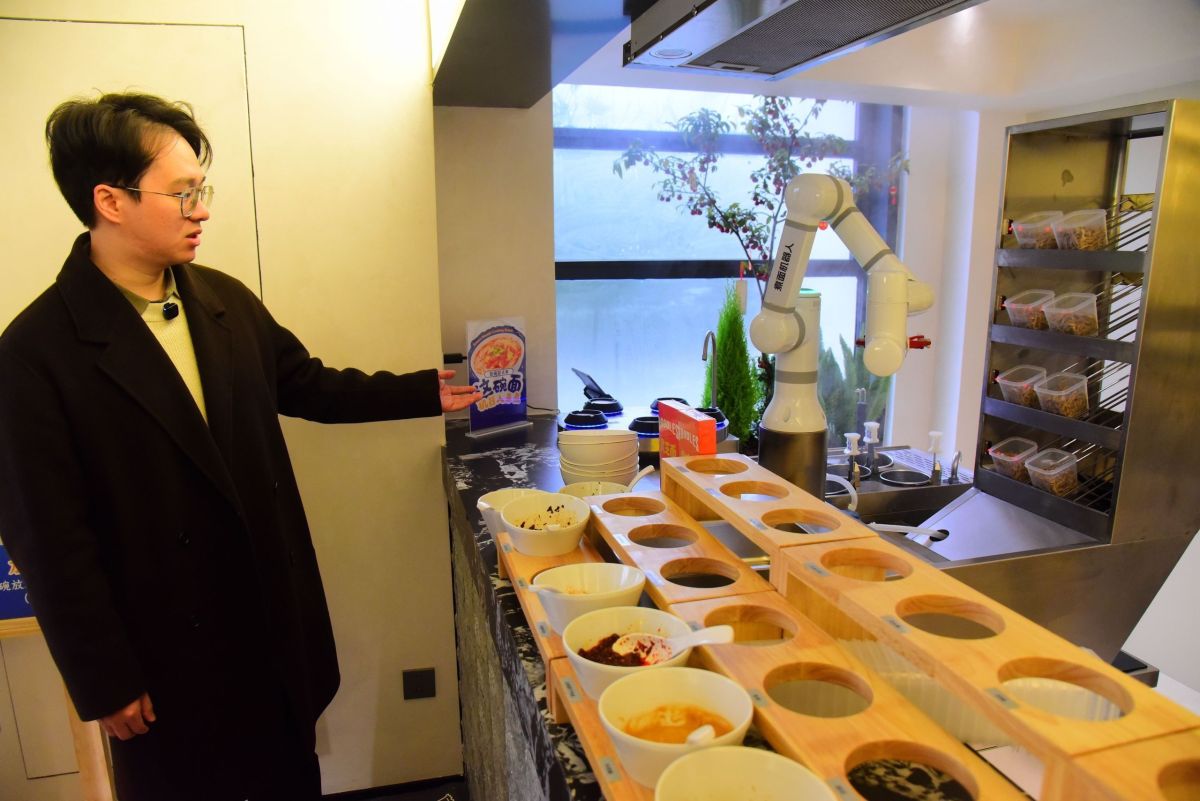 Cozinha cibernética: robôs assumem comando de restaurante na China