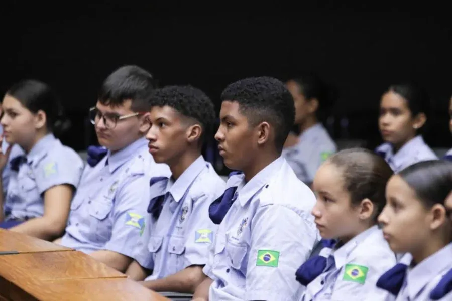 Escolas cívico-militares de SP vão começar ano letivo sem uniformes