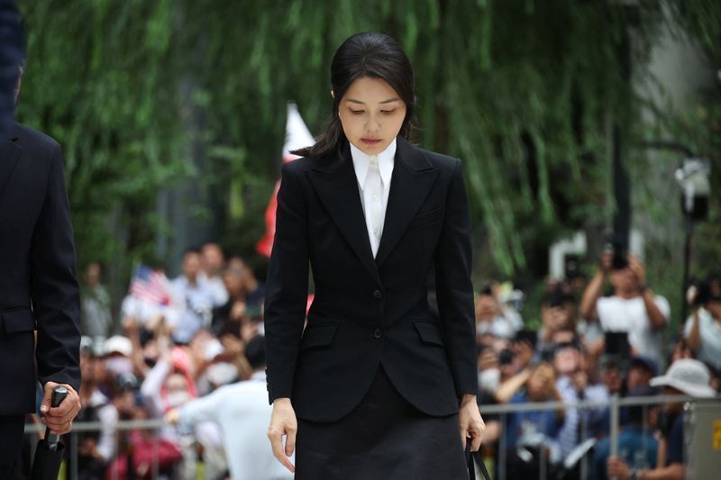 Ex-primeira-dama da Coreia do Sul é condenada à prisão por suborno