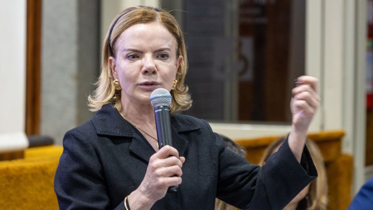 Gleisi critica Selic e diz ser “absurdo” que taxa de juros siga em 15%