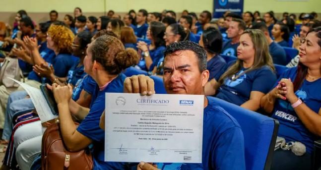 Governo de Rondônia entrega kits profissionais para 126 concluintes do programa Vencer