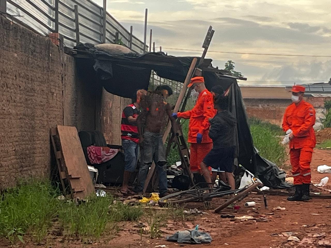 Homem em situação de rua sofre tentativa de homicídio na zona Leste.