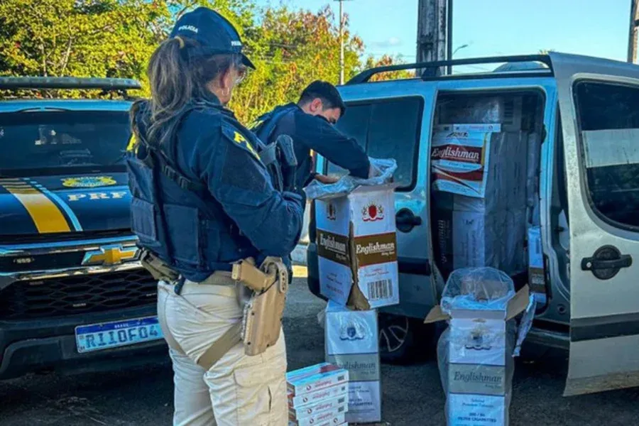 Homem foge da PRF após ser flagrado com 16,5 mil maços de cigarro contrabandeado no Ceará