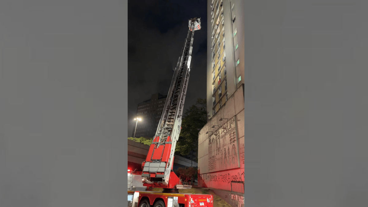 Incêndio atinge prédio no Centro Histórico de Porto Alegre