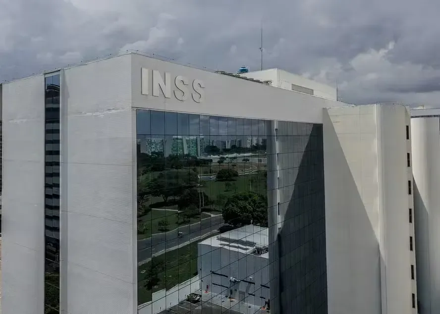 INSS bloqueia repasse ao Banco Master e pode devolver valores de consignados a aposentados e pensionistas