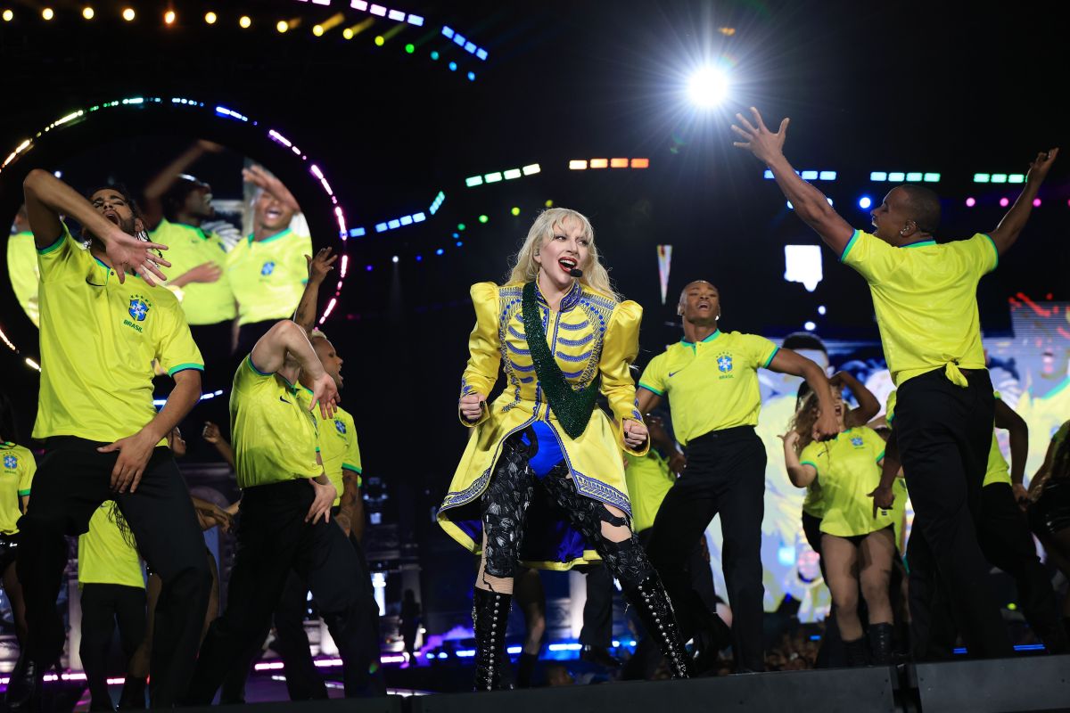 Lady Gaga perde peruca durante show da Mayhem Ball