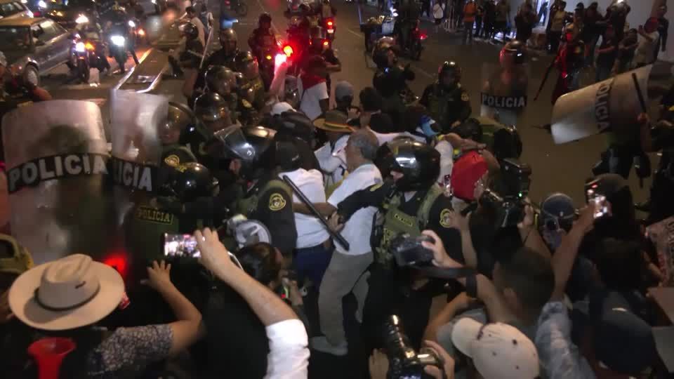 Manifestantes da geração Z no Peru entram em confronto com a polícia