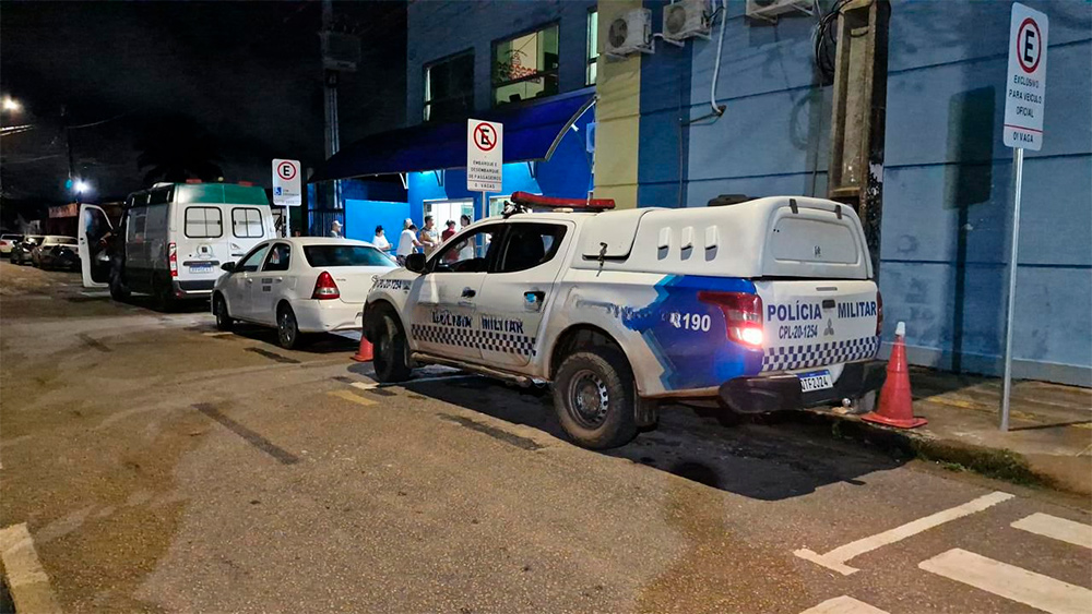 Mulher é baleada na cabeça e no peito em ataque a tiros em condomínio de Porto Velho.