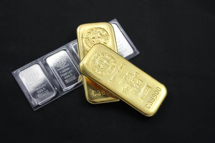 Ouro fecha em alta, perto de US$ 5 mil; prata renova recorde