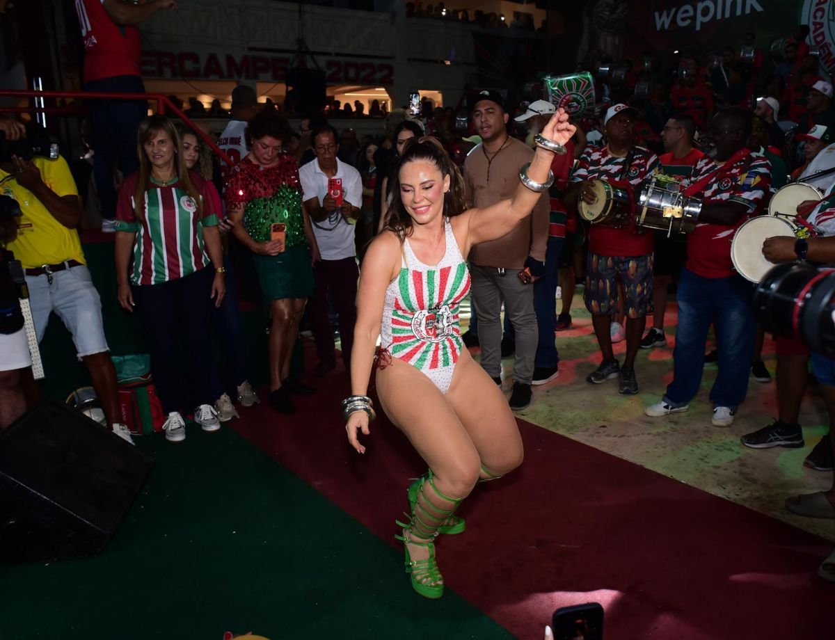 Paolla Oliveira retorna à Grande Rio e é ovacionada pela comunidade