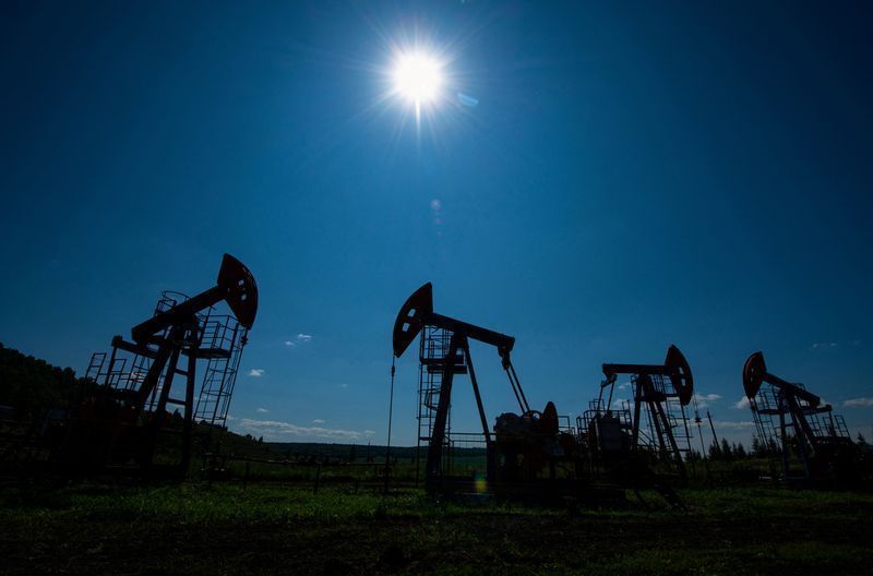 Petróleo fecha em forte alta à luz de dólar fraco e incertezas sobre oferta