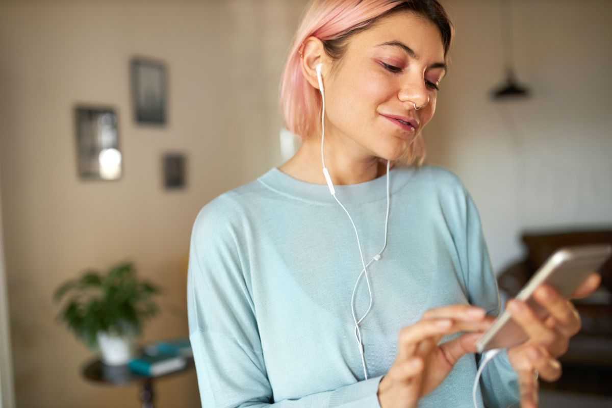 Por que os fones de ouvido com fio estão voltando à moda