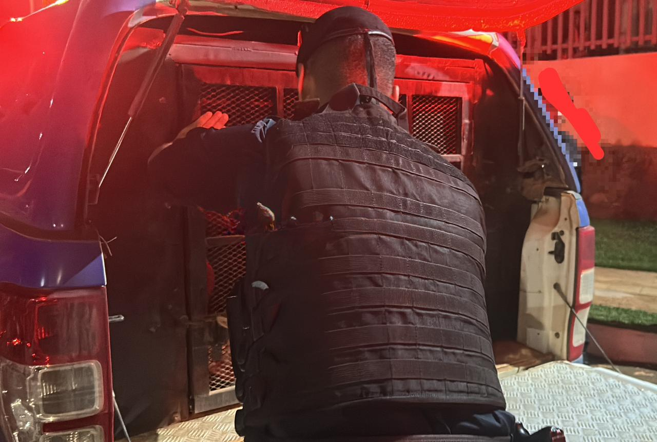 RACISMO EM CASA: Filho é preso após ofender a própria mãe.