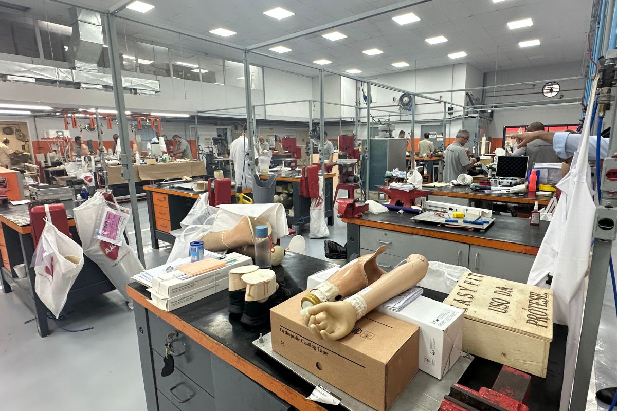 Saiba como funciona a maior oficina de próteses de São Paulo