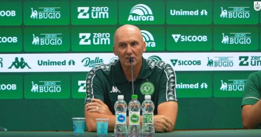Técnico da Chape rebate rótulo de “rebaixada” em vitória sobre o Santos