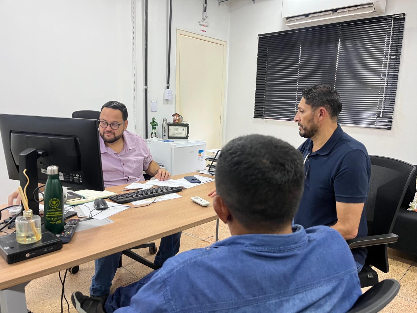 Vereador Márcio Pacele apresenta demandas do Rosalina de Carvalho em reunião com secretário Thiago Cantanhede