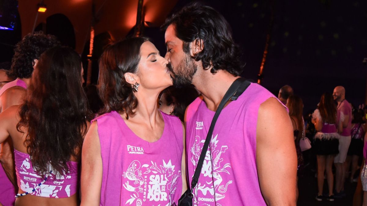 Agatha Moreira e Rodrigo Simas beijam muito durante Carnaval de Salvador