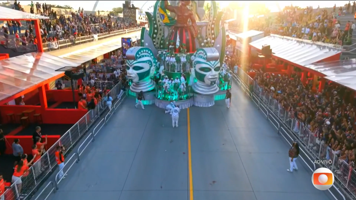 Alegoria trava no meio do desfile e coloca o Camisa na briga para não cair
