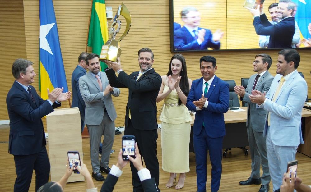 Alero recebe troféu e selo Assembleia Cidadã por projeto inovador da CCJ