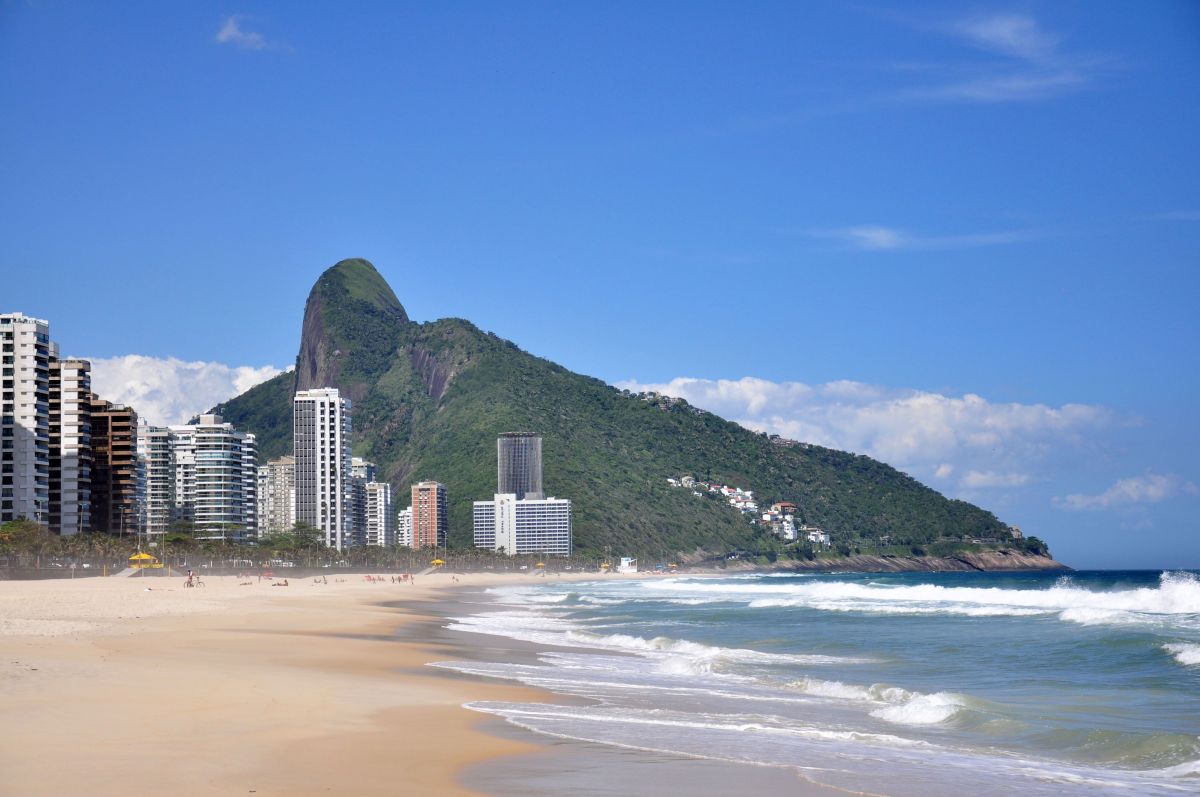 Asa-delta com duas pessoas cai no mar em São Conrado, no Rio