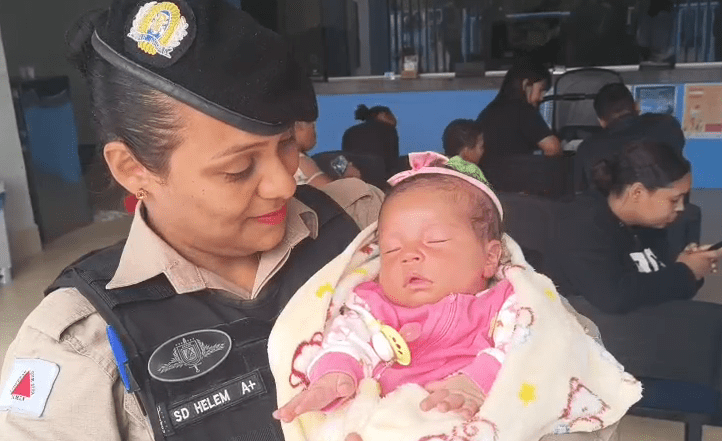 Bebe de um mês encontrada na mata é amamentada por policial militar em MG