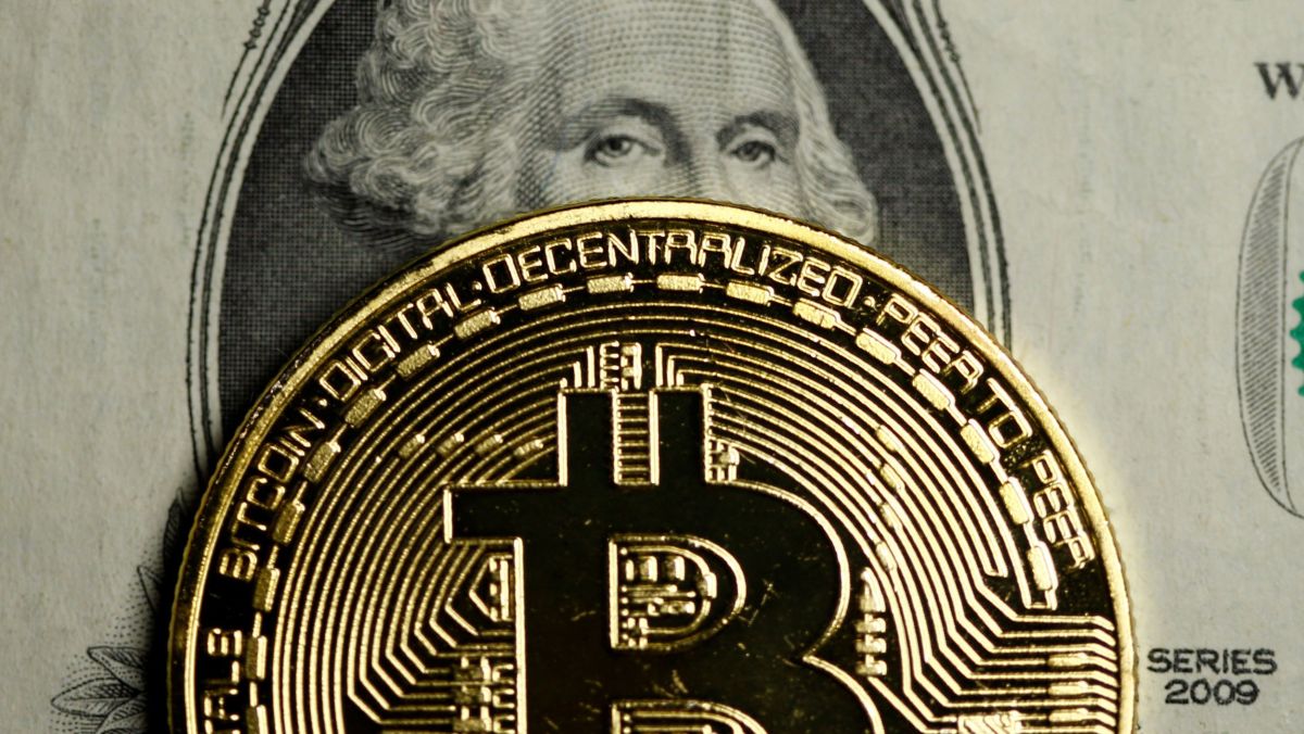 Bitcoin cai diante de cenário macroeconômico mais adverso