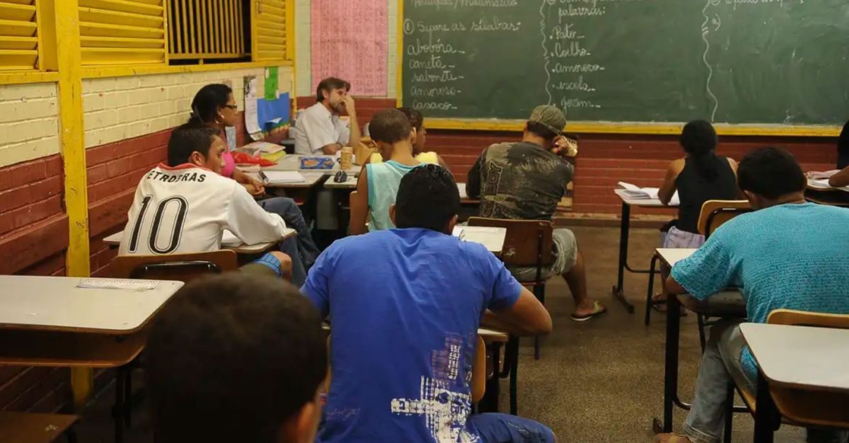 Brasil alcança menor taxa de distorção idade-série no ensino médio