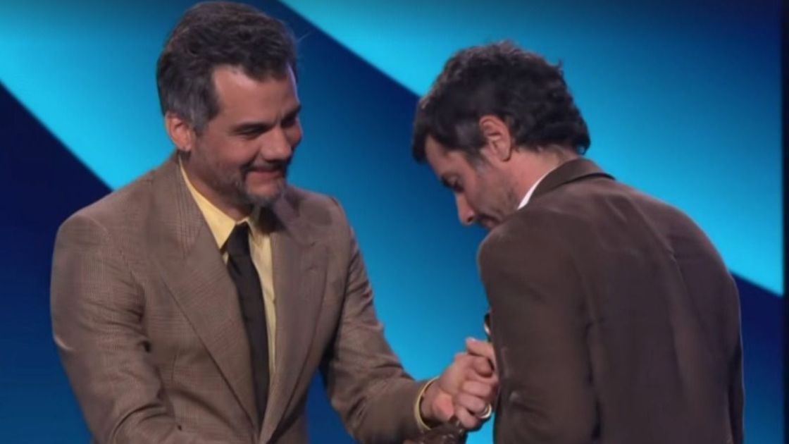 Brasileiro Adolpho Veloso vence Spirit Awards e Wagner Moura entrega prêmio