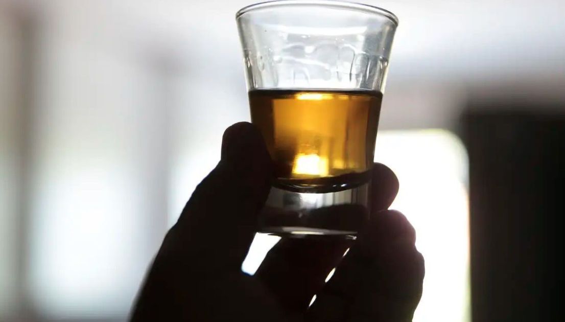 Cachaça envenenada: homem tenta matar vizinho com pinga contaminada