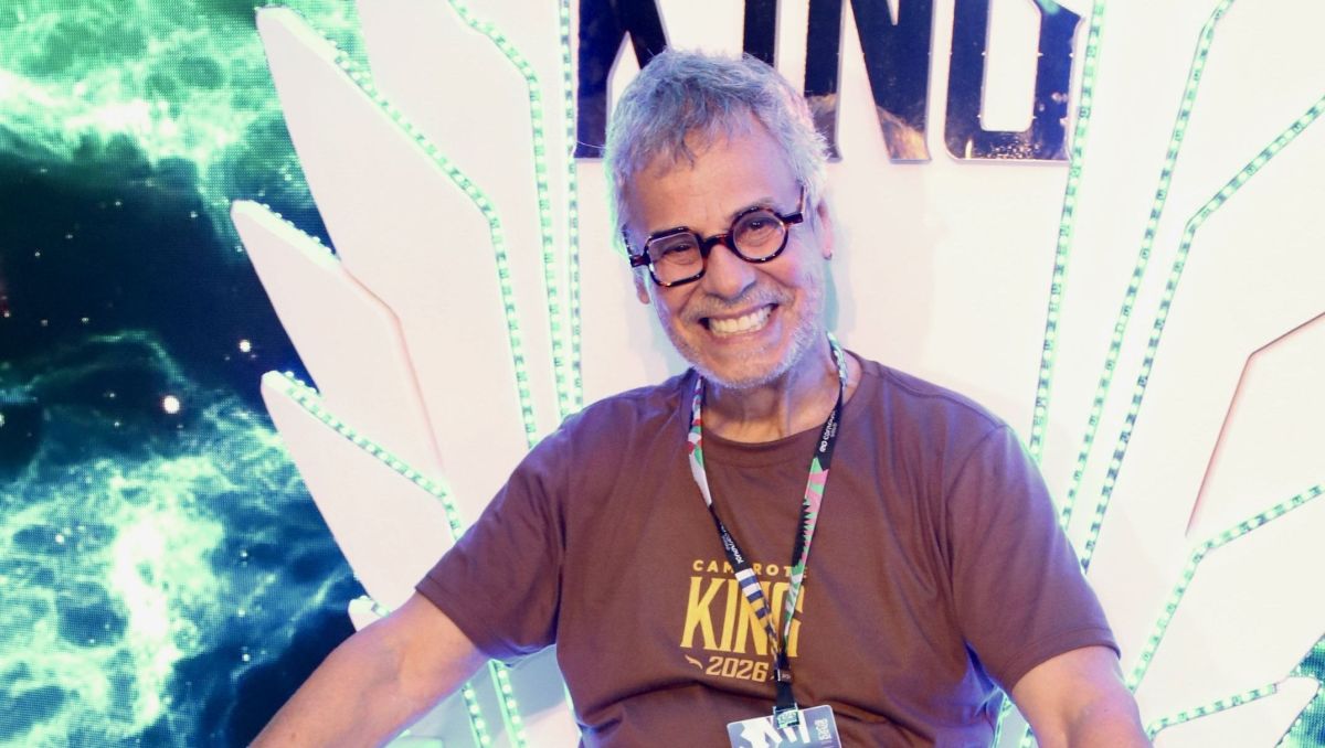 Carlinhos de Jesus chega à Sapucaí usando cadeira de rodas motorizada