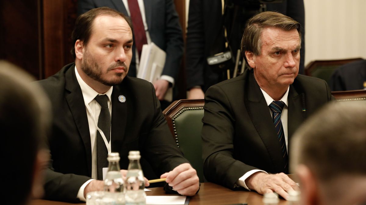 Carlos diz que Bolsonaro passou mal e está sendo monitorado