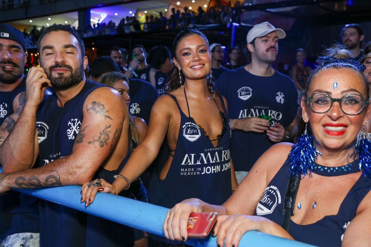 Carnaval no Rio: famosos curtem 2ª noite de desfiles na Sapucaí
