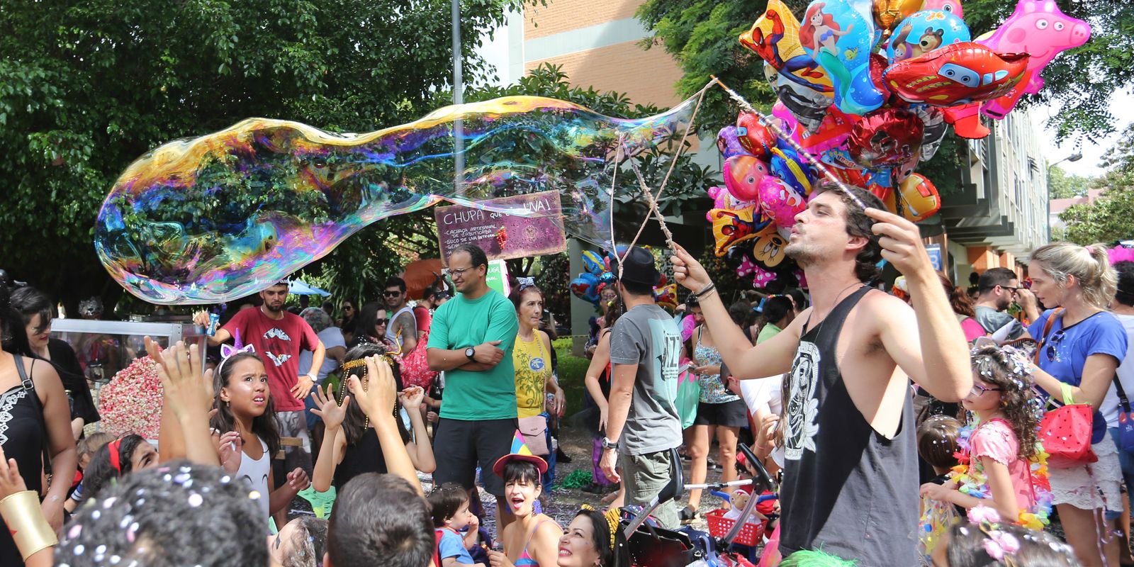 Carnaval: pais não devem postar imagens de crianças, diz pesquisador