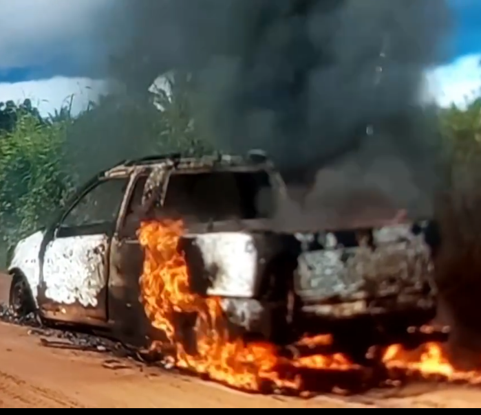 Carro é destruído por incêndio após motorista notar fumaça na RO-458