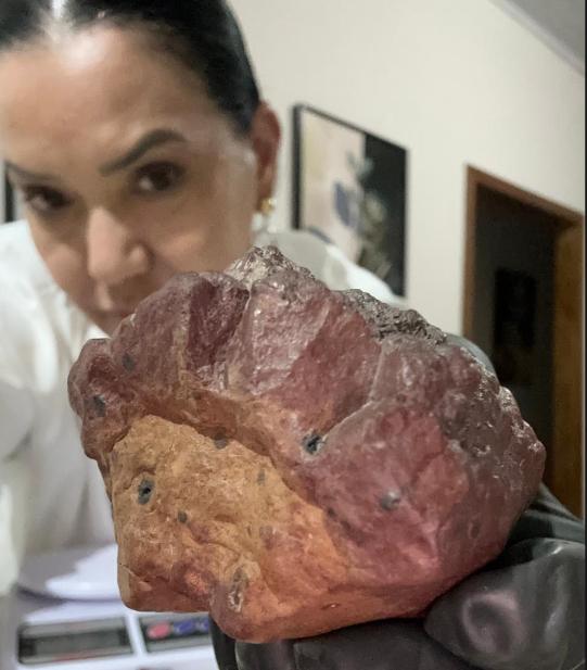 Casa é atingida por possíveis meteoritos em Vilhena.