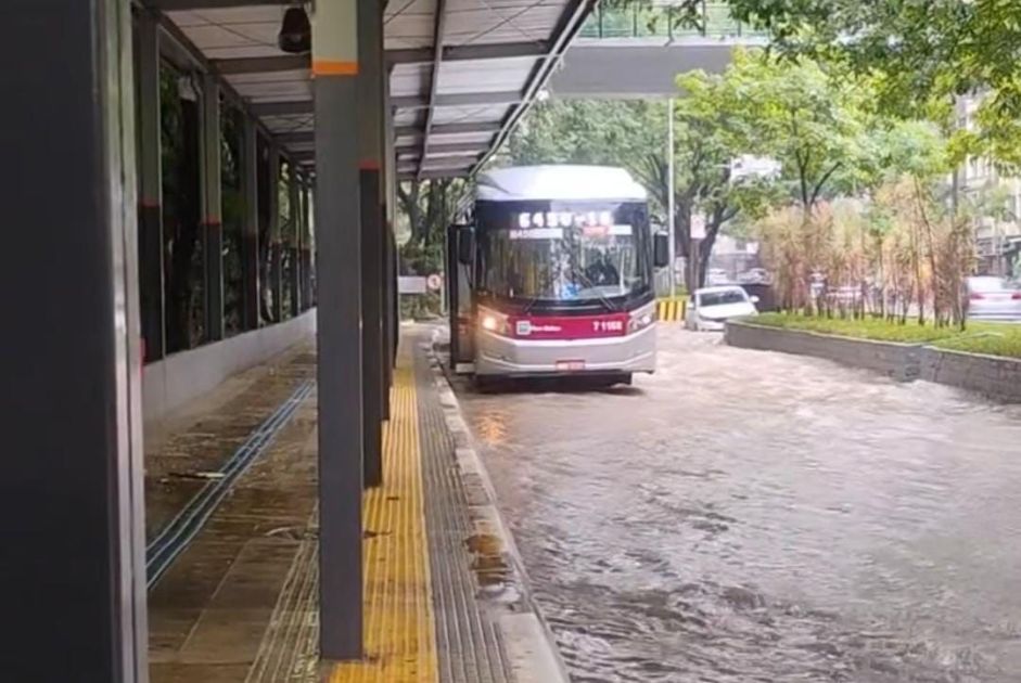 Chuva forte causa alagamentos em São Paulo