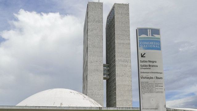 Comissão do senado aprova lei que muda cobrança de diárias em hospedagens