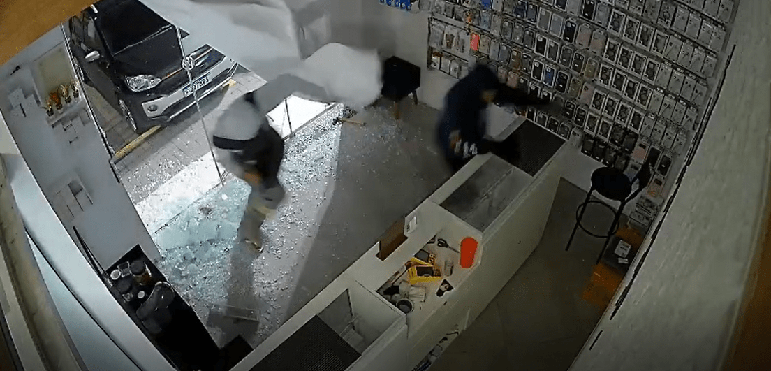Criminosos invadem loja e furtam celulares em Ilhabela; veja vídeo